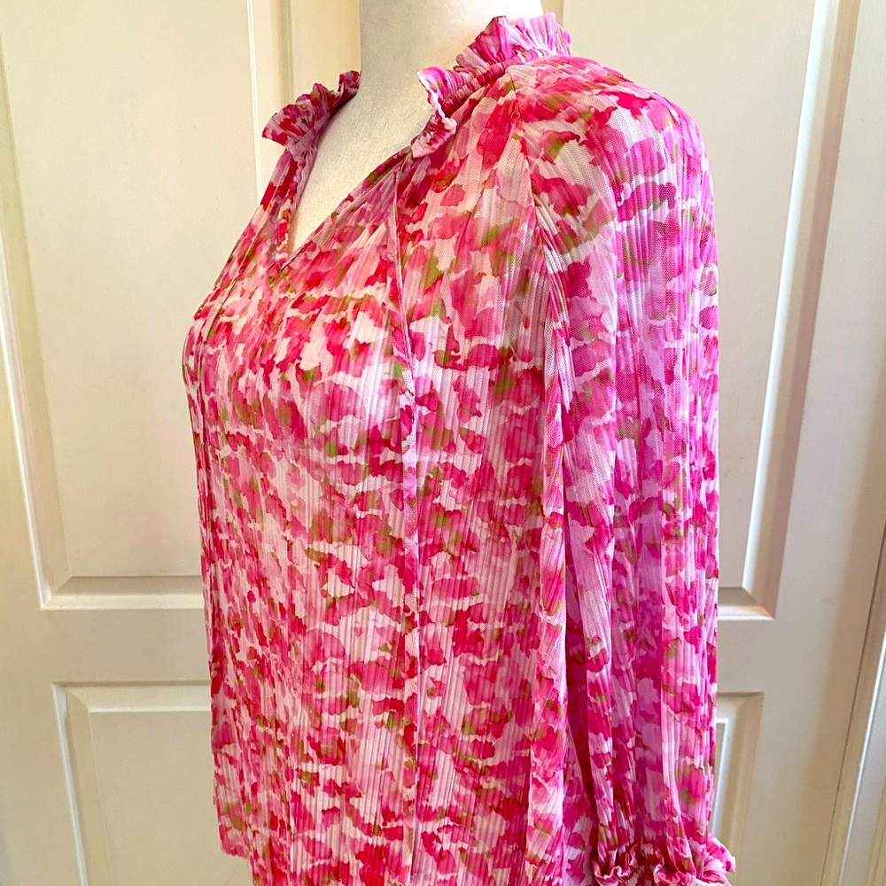 Vince Camuto Pink and White Floral Pleated Top 🩷🤍🩷